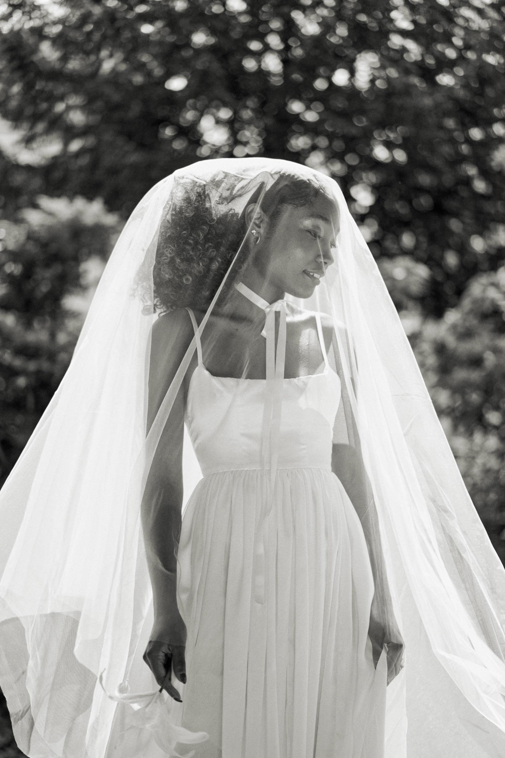Une mariée sous son voile dans la lumière du soir