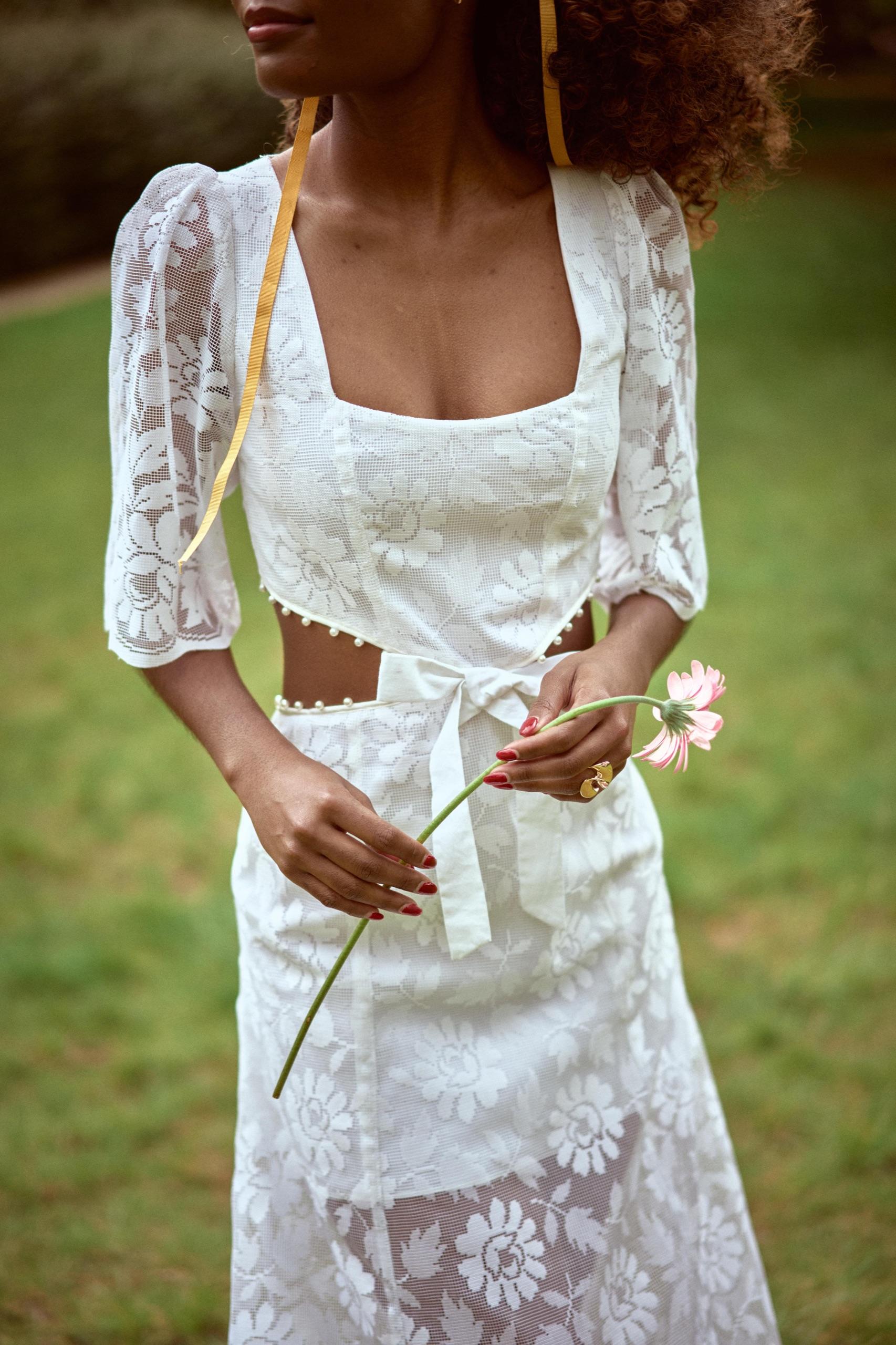 Une mariée dans un jardin, au soleil couchant